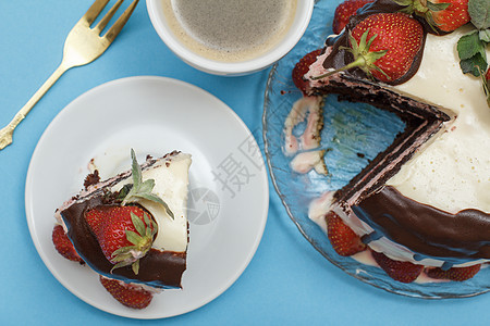 土制巧克力蛋糕 装饰着鲜草莓和咖啡的自制巧克力蛋糕桌子糕点美食蛋糕可可食物饮料厨房早餐水果图片