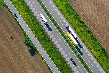 四车道高速公路和中交通的二级公路的空中视线(四段)图片