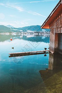 在Tegernsee湖沿岸 巴伐利亚阿尔卑斯山 德国美丽的风景的木林捕鱼所太阳旅行房子蓝色地平线日落海岸反射森林村庄图片