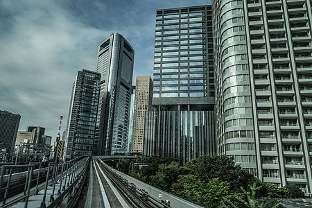 东京市路西运输大楼 从电线观测到东京交通大厦交通摩天大楼高层建筑群铁路商业街景城市办公楼车辆天空图片