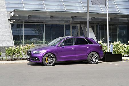 Audi Q5 Lilac 在现代商业中心附近的停车场图片