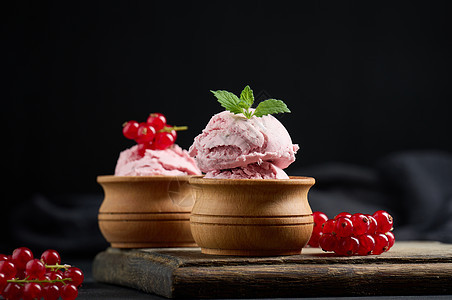黑桌上有红卷子的粉红色冰淇淋 冰淇淋味道绿色圆形甜点食物牛奶水果奶制品奶油香草图片