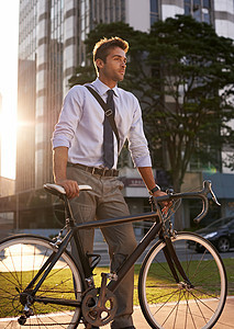 完美的城市交通 一个商务人士乘坐他的自行车去上班 - 是的 先生图片