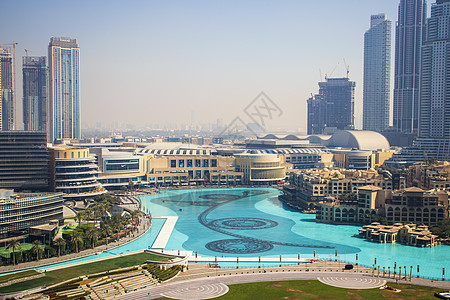 阿联酋迪拜  02 04 2021 拍摄世界上最大的购物中心  迪拜购物中心 同样在图片中的哈利法塔湖和住宅区 户外的奢华市中心图片
