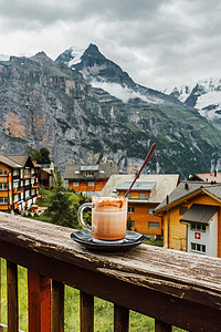 瑞士 少女峰 瑞士阿尔卑斯山 山区舒适的传统小村庄 咖啡厅露台 早上一杯热咖啡高山房子岩石全景小屋阳台咖啡小木屋早餐石头图片