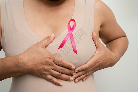 乳癌 亚洲高夫人支持认识的粉色丝带 是世界乳腺癌日的象征物女士病人胸部幸存者癌症斗争绘画化疗女权扫描图片