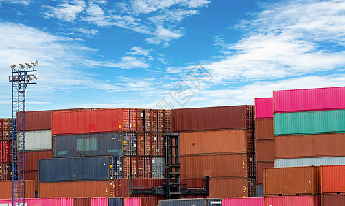 堆物流容器 货运和航运业务 用于出口物流的集装箱船 物流业 用于卡车 船舶和航空物流的集装箱 集装箱堆场服务和运输金属贮存船厂港图片