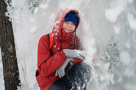 男孩在寒冬的雪林上行走降雪青少年男生帽子男性乐趣情绪快乐喜悦雪花图片