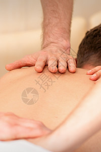 年轻人在温泉美容院接受四只手的背部按摩治疗女士男性享受男人福利皮肤压力沙龙治疗师图片