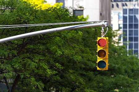 纽约市一条街上的黄色交通灯灯红绿灯红色信号建筑运输旅行街道市中心绿色图片