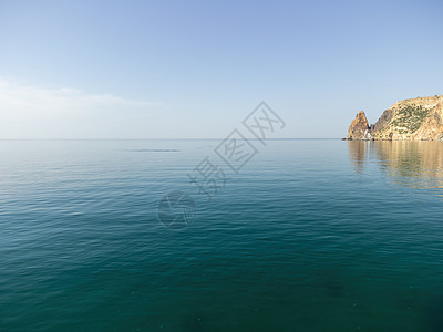 海景空中全景与水晶般清澈的蔚蓝大海和岩石海岸 在岩石背景下的美丽泻湖中的游艇 夏季旅行和度假的理想目的地的概念旅游天线山脉悬崖巡图片