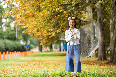 秋天公园带雨伞的女童女孩幼儿园彩虹衣服下雨雨衣孩子孩子们天气幸福图片