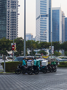 阿联酋迪拜 — 08 04 2021 — 送餐员带着摩托车停在停车场 街道图片