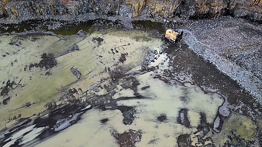 欧洲职业的空中无人驾驶飞机观察 夏季日落时碎石采石场萃取石头地球采石卡车土地机械地质学作品矿石图片