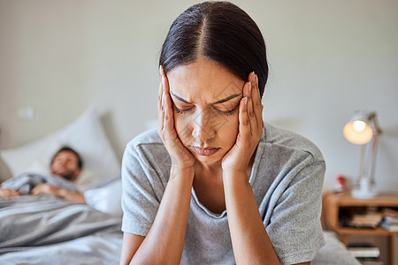 晚上在家里的卧室里 女人 失眠或床上因压力 倦怠或健康疲劳问题而头痛 印度女孩疲倦 生病 患有头部偏头痛 紧张或太阳穴受伤图片