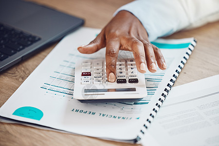 一位女士在办公室的办公桌上用计算器处理财务报告的手 专业会计经理计算公司财务预算 文件或簿记文书工作图片