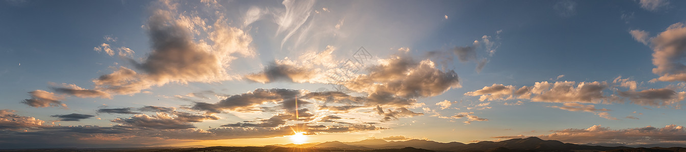 日落时空的云和太阳在天空中闪耀蓝色天空环境阳光戏剧性全景日落天堂风暴沉淀图片