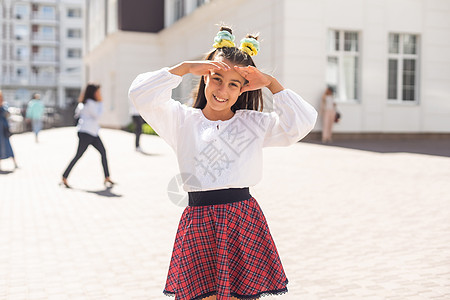 乌克兰概念与未成年女学生一起学习乌克兰语 学习土耳其语说话孩子孩子们幼儿园儿童学校旗帜学生女孩瞳孔图片