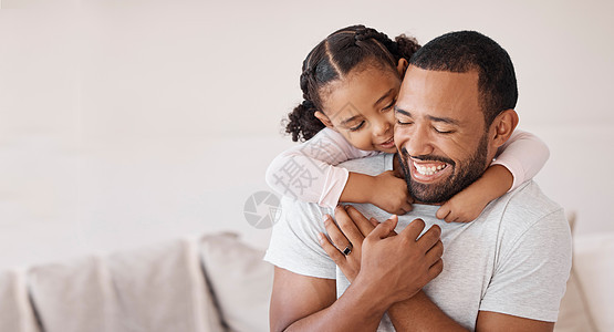 孩子在休息室拥抱爸爸 享受快乐的父亲节 爱和关怀 同时在家里放松 亲密和有趣的游戏 与兴奋的女童 微笑的父母和一起笑的家庭幸福一图片