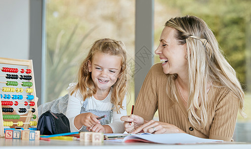 数学 学校工作和家庭学习教育 在书本上学习时的滑稽对话 以及在家里与学生在餐桌旁开心 母亲和女孩在家里的办公桌上做作业以获取知识图片