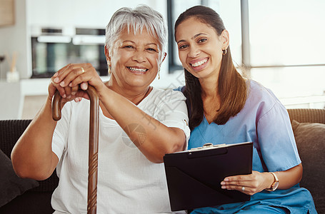 护士 医疗保健和老年妇女在医生的医疗支持下 健康咨询或退休后的沟通愉快 信任家中护理人员的老人画像图片