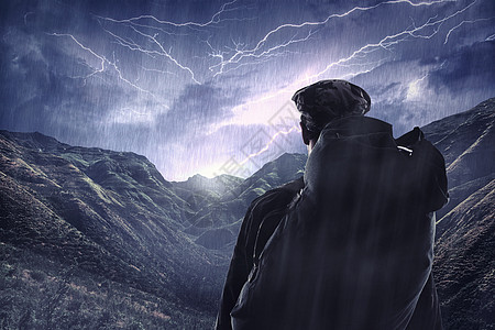 大自然的伟大一面 一个远足者在山上看雷暴图片