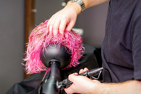 发型师在美容院用烘发机吹湿定制粉色头发制造发型吹风机造型师护理理发女士沙龙客厅烘干机女孩工具图片