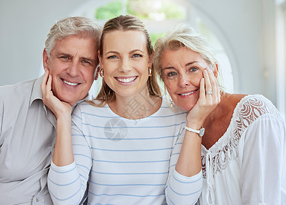 为了幸福的家庭 世代相传和爱 祖父母和女儿的关心 支持和肖像 与年迈的父母和妇女一起在家中的动机 退休和健康图片