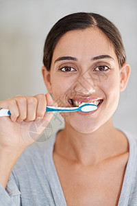 我一天刷三次 一个有魅力的年轻女人在刷牙的肖像卫生嘴唇皮肤女性牙科牙医微笑成人牙刷牙齿图片