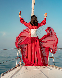 夏日在游艇上穿着红色礼服的中年女子 有吸引力的中年妇女 豪华暑假冒险 户外活动奢华女性女孩血管巡航海滩运输微笑帆船航行图片