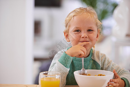 我可以自己做早餐 一个可爱小女孩在家里吃早饭的肖像 她很可爱图片