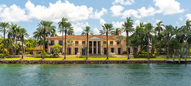 美国佛罗里达州迈阿密海滩豪华豪宅和棕榈树百万富翁海岸线奢华财产富裕晴天住宅公园财富建筑图片