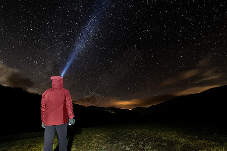 人有头罩 看着星夜空图片