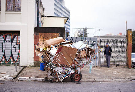 一辆满是垃圾的车 在一个贫困街区的街道上 (笑声)图片
