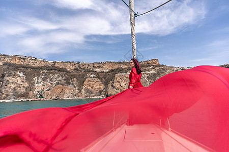 夏日在游艇上穿着红色礼服的中年女子 有吸引力的中年妇女 豪华暑假冒险 户外活动女性旅行晴天闲暇海洋蓝色血管航行娱乐假期图片