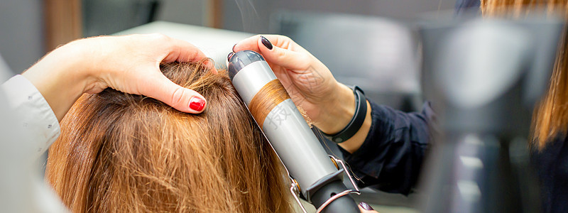 女性发型主义者的手 卷发客户 在美发厅里拿着卷心铁 关上门美容师理发治疗服务沙龙造型冰壶理发师奢华滚筒图片