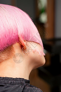 在美发沙龙中为年轻模特的后视造型和剪染的粉红色头发 粉色短发理发理发师发型化妆品理发店美丽女孩女性工作室工作图片