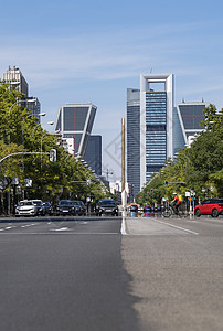 马德里市内道路的景象 其背景是摩天大楼 是全城交通通畅的主要通道图片