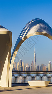 阿联酋迪拜  2022 年 11 月 2 日  从迪拜河港拍摄的迪拜天际线景观 城市地平线摩天大楼记录天气季节全景码头天空阴霾太图片