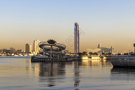 阿联酋迪拜  2022 年 11 月 2 日  从迪拜河港拍摄的迪拜天际线景观 城市天空晴天建筑学太阳季节码头摩天大楼记录旅行地图片