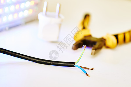 三核心电电缆 金属钳和LED灯图片