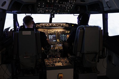 使用控制指挥飞机飞行指挥的空勤人员多样化小组成员图片