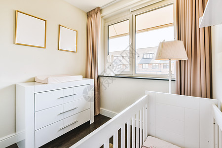 带小床的轻便舒适婴儿房家具窗户婴儿风格公寓白色婴儿床房子木地板装饰图片