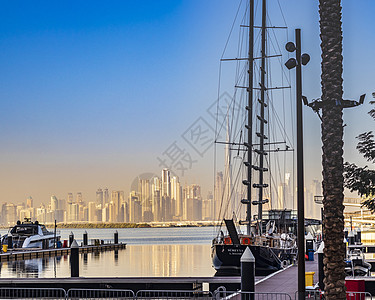 阿联酋迪拜  2022 年 11 月 2 日  从迪拜河港拍摄的迪拜天际线景观 城市全景天气码头天空记录季节阴霾摩天大楼地平线旅图片