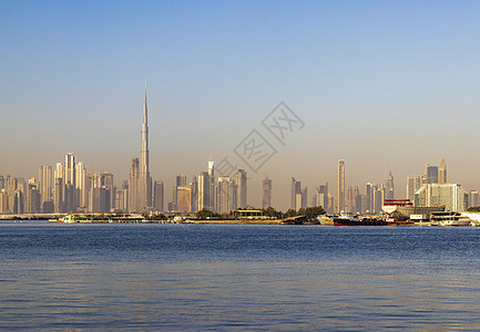 阿联酋迪拜  2022 年 11 月 2 日  从迪拜河港拍摄的迪拜天际线景观 城市港口码头天气记录全景晴天太阳季节天空阴霾图片