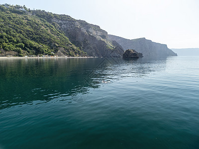 海景空中全景与水晶般清澈的蔚蓝大海和岩石海岸 在岩石背景下的美丽泻湖中的游艇 夏季旅行和度假的理想目的地的概念天线石头悬崖丘陵假图片