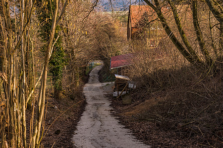 一条拖累的农场道路沿田边通往德国农村房屋的陡峭地带 直通德国农村图片