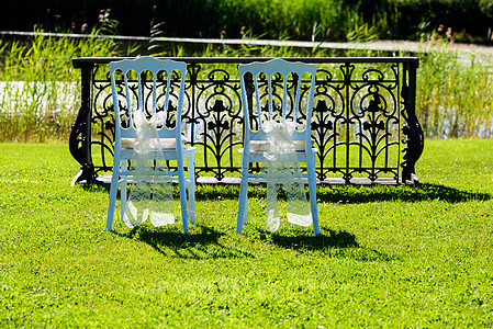 用于婚礼仪式的白椅子图片