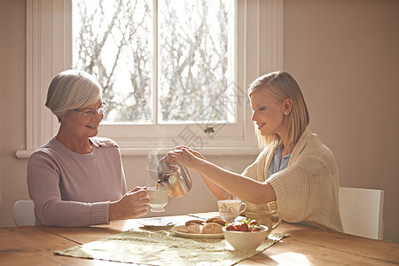 永远喝不了太多茶了 亲爱的 一个有魅力的年轻女人 去她奶奶家泡茶图片