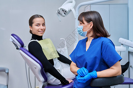 女性牙医 女病人坐在牙科椅上的女病人图片
